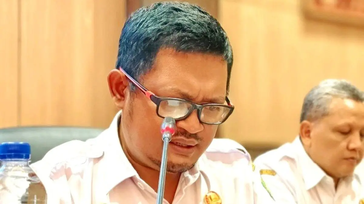 FOKUS: Plt Kepala Bakesbangpol Sumenep Yanuar Yudha Bachtiar saat mengikuti rapat di Kantor DPRD Sumenep. (DPRD UNTUK JPRM)