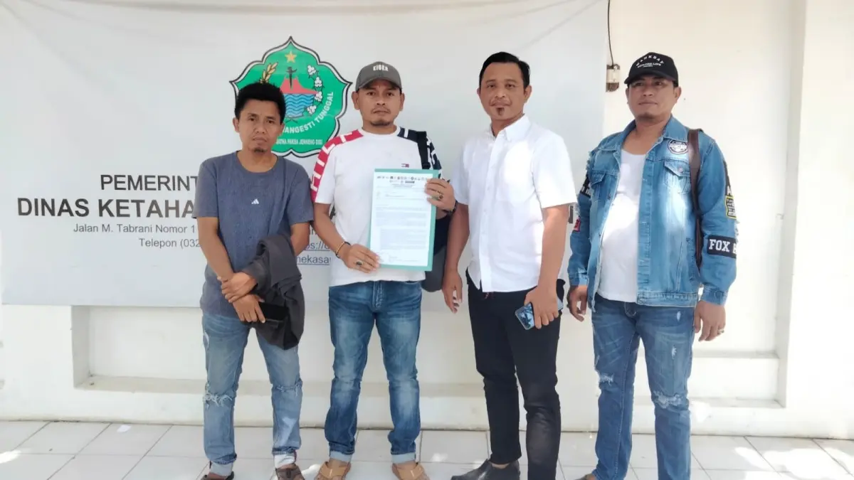 GAGAL: Aktivis berfoto di kantor DKPP Pamekasan, Rabu (26/8).