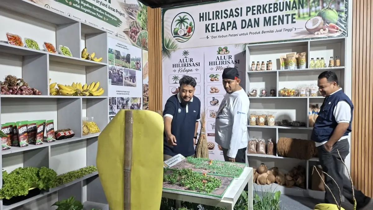 INOVATIF: Bupati Sumenep Achmad Fauzi Wongsojudo melihat stan DKPP di GOR A. Yani Sumenep, Jumat (28/8).