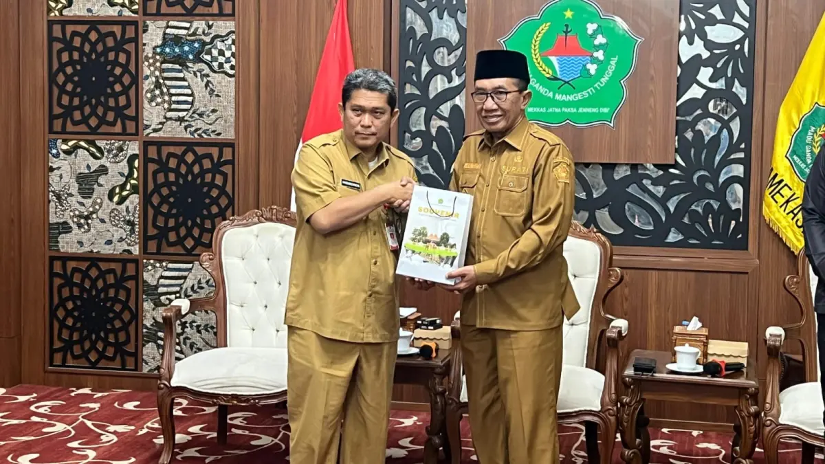 INTERVENSI PUSAT: tim verval LSDP foto bersama bupati usai menggelar rapat di peringgita di pendopo ronggosukowati, Pamekasan.