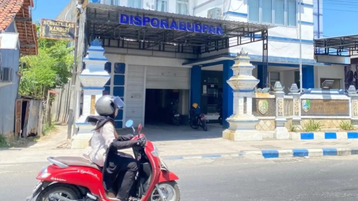 LENGANG: Pengendara motor melintas di Kantor Disporabudpar Sampang, Selasa (1/9). (AYU LATIFAH/JPRM)