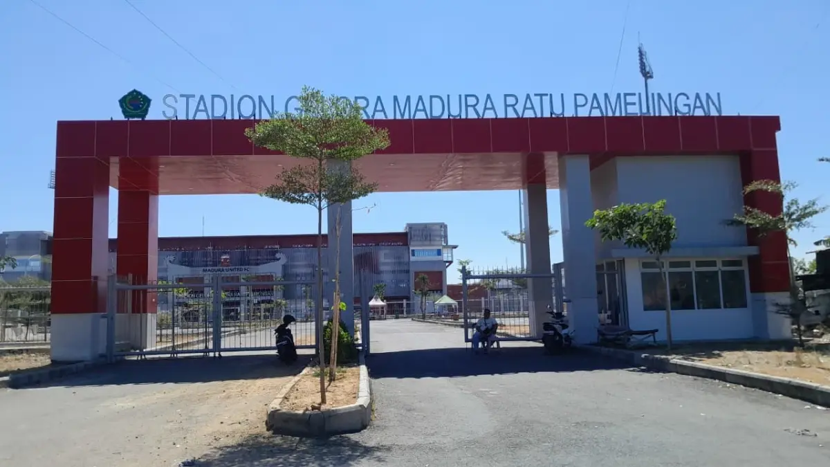 LENGANG: Warga sedang berada di pintu masuk SGMRP Pamekasan, Rabu (2/9).