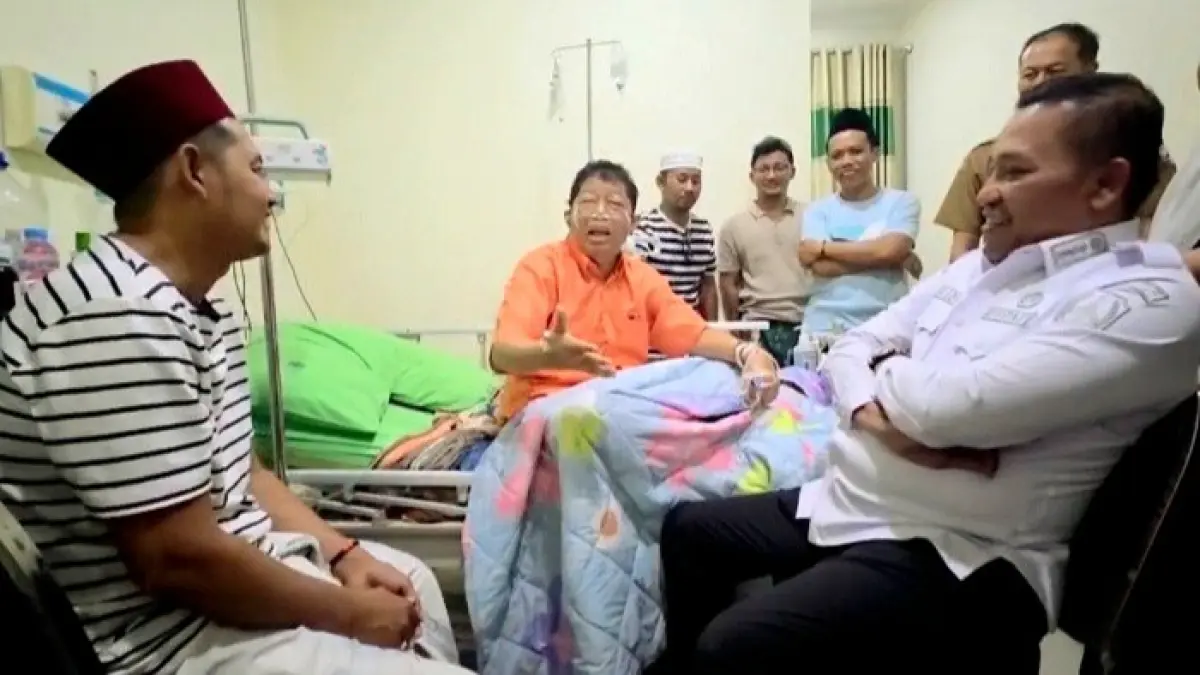 PEDULI: Bupati Sampang Slamet Junaidi saat mengunjungi KH Fattah Hajar di RSMZ Sampang, Selasa (1/8). (DIMAS UNTUK JPRM)