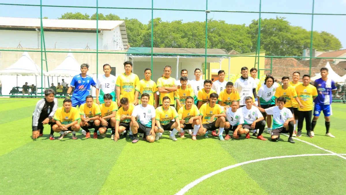 PERSAHABATAN: Gelaran Bahlil Mini Soccer Zona Madiun Raya dibuka dengan pertandingan ekshibisi antara DPD Golkar se-Madiun Raya melawan DPC PKB Ponorogo yang dimenangkan oleh Golkar dengan skor 3-2. (BAGAS BIMANTARA/JAWA POS RADAR MADIUN)