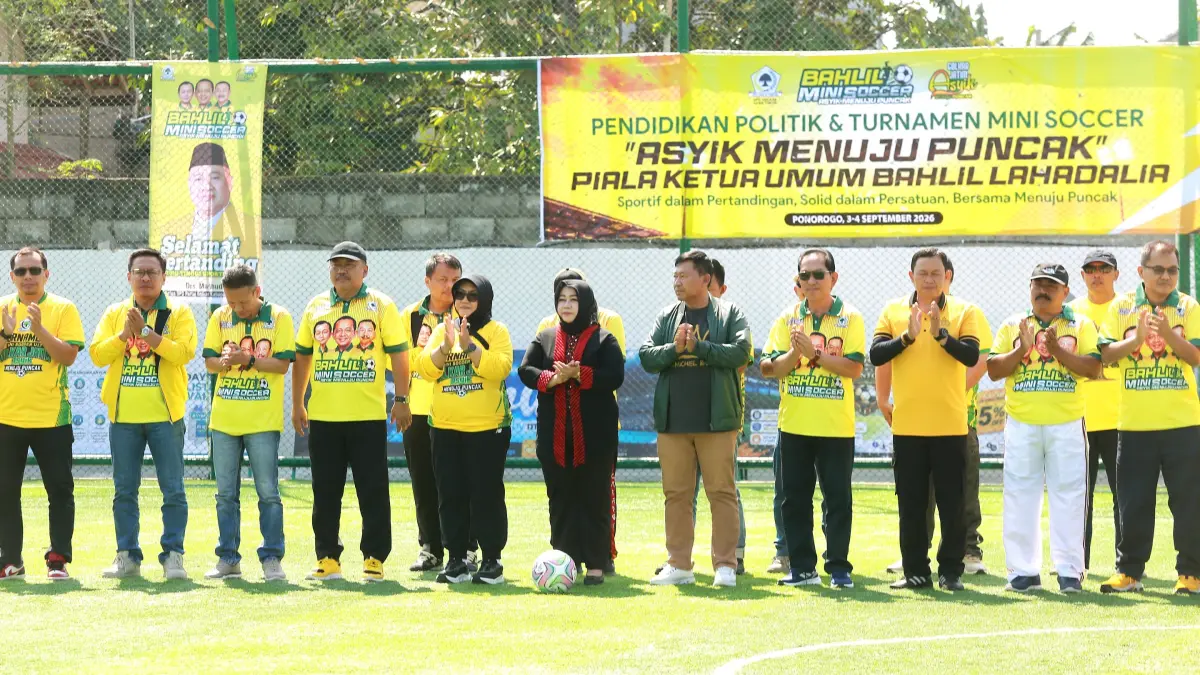 KOMPETITIF: Ketua DPD Partai Golkar Jatim Ali Mufthi bersama dengan Plt Bupati Ponorogo Lisdyarita, Ketua DPRD Ponorogo Dwi Agus Prayitno, Direktur Jawa Pos Radar Marsudi Nurwahid bersama Ketua DPD Golkar se-Madiun Raya membuka gelaran Bahlil Mini Soccer Zona Madiun Raya di Gontor Mini Soccer, Ponorogo kemarin (3/9). (BAGAS BIMANTARA/JAWA POS RADAR MADIUN)