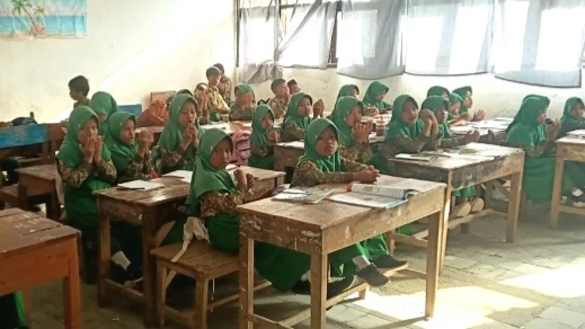 TANPA KEJELASAN: Siswa SDN Lerpak 2 Geger kembali menempati gedung sekolah, Rabu (29/7). (JUNAIDI UNTUK JPRM)