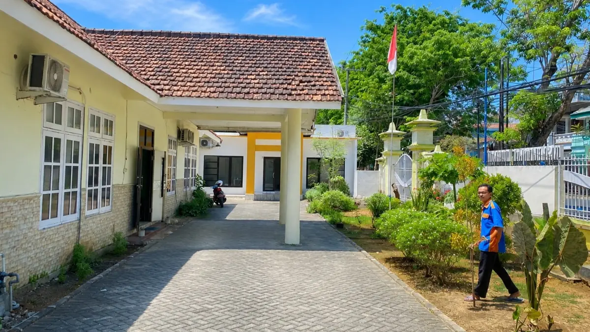 TERIK: Petugas berada di kantor Inspektorat Pamekasan, Rabu (2/9).