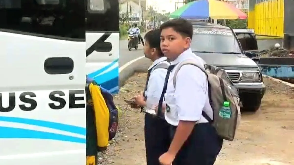 TRANSPORTASI GRATIS: Siswa SMP hendak menaiki bus sekolah di Embong Miring, Kecamatan Burneh, beberapa waktu lalu. (DISHUB BANGKALAN UNTUK JPRM)