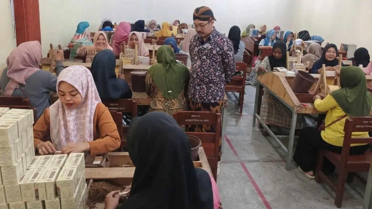 TURUN LANGSUNG: Pegawai Dinas Koperasi Usaha Kecil Menengah Perindustrian dan Perdagangan (DKUPP) Sumenep saat meninjau produksi rokok di APHT Kecamatan Guluk-Guluk pada Kamis (27/8).
