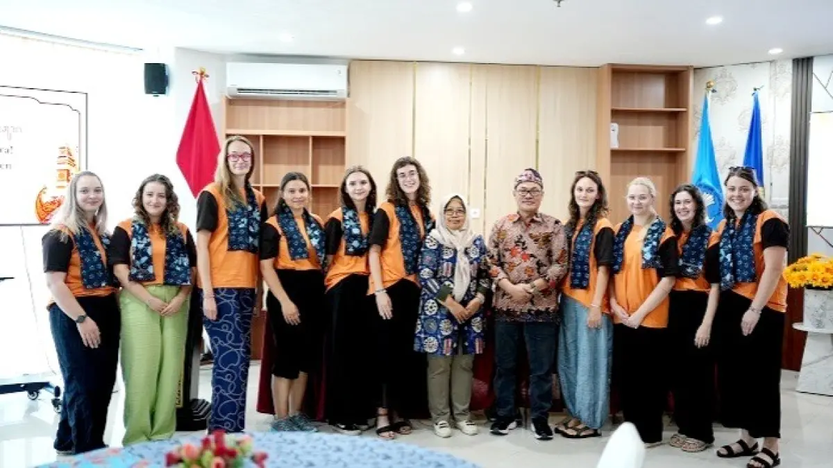 AKRAB: Mahasiswa Palacky University berfoto dengan Kepala LPMPP Dinara Maya Julijanti dan Kepala PHI UTM Dr. Achmad Cholil. (UTM UNTUK JPRM)