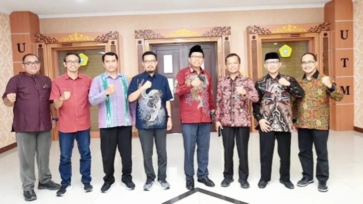 BERSINERGI: Dubes RI untuk Tunisia Zuhairi Misrawi (lima dari kiri) berfoto dengan rektor dan jajarannya. (UTM UNTUK JPRM)