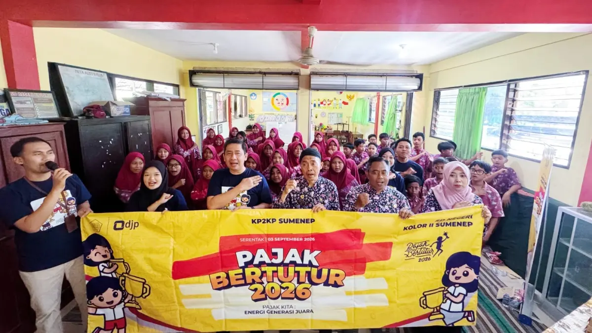 BERSINERGI: Kepala KP2KP Sumenep Moh. Rasyid Ridho (tiga dari kiri) foto bersama Kepala SDN Kolor II Sumenep Warjito dan kajaran lainnya serta peserta didik disela-sela kegiatan sosialisasi pajak bertutur di SDN Kolor II Sumenep, Kamis (3/9).