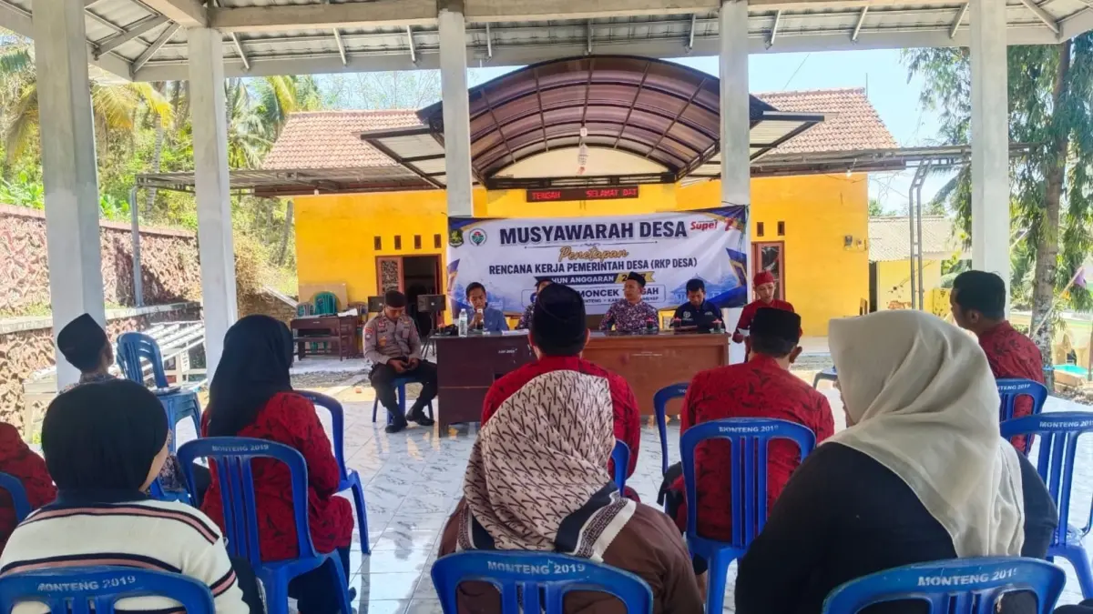 DEMI PEMBANGUNAN: Musrenbangdes RKPD dan DU-RKP Desa 2028 di Balai Desa Moncek Tengah, Kecamatan Lenteng, Sumenep, melibatkan berbagai unsur, Kamis (3/9).