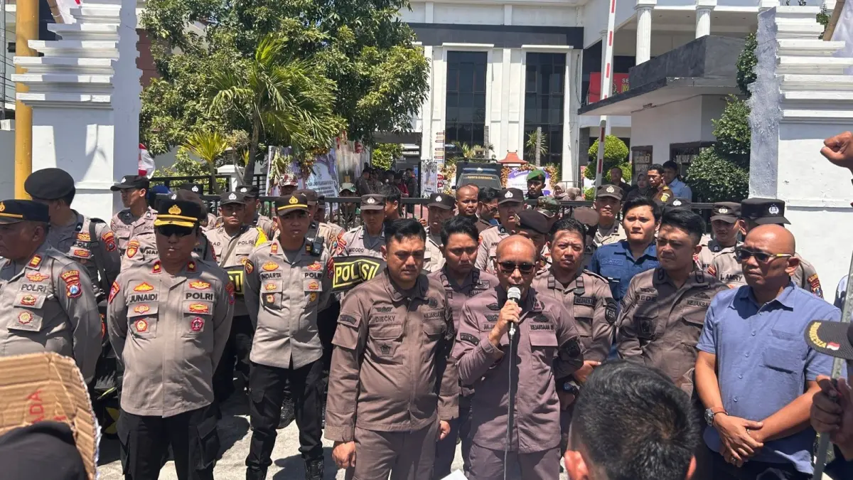DEMO: Kajari Sampang Mochamad Iqbal saat menemui massa aksi yang melakukan demonstrasi di depan kantornya, Kamis (3/9).