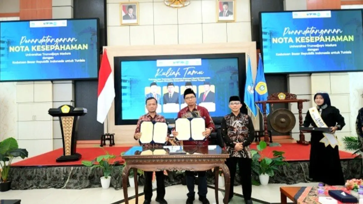JALIN KERJA SAMA: Dubes RI untuk Tunisia dan Rektor UTM Prof. Dr. Safi’ menunjukkan nota kesepahaman. (UTM UNTUK JPRM)