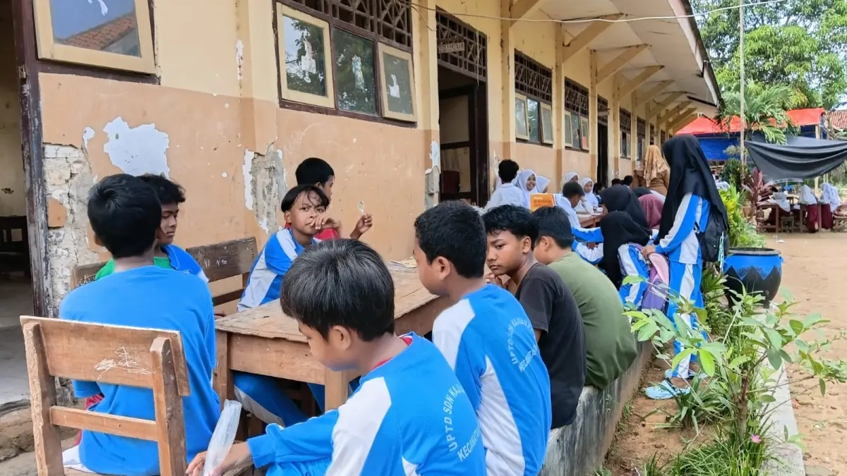 RUSAK BERAT: Siswa SDN Kajuanak 4 melangsungkan KBM di luar ruang kelas, Selasa (28/4).
