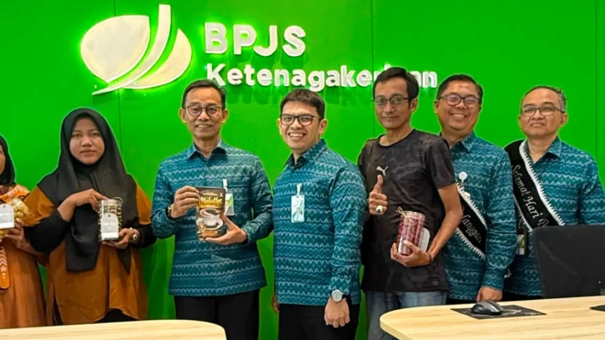 MELAYANI: Dewan Pengawas BPJS Ketenagakerjaan Sudarso (dua dari kiri) berfoto bersama jajaran dan penerima manfaat di Kantor Cabang BPJS Ketenagakerjaan Sumenep.