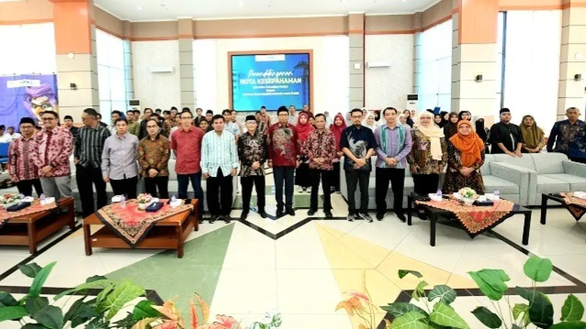 MENAMBAH WAWASAN: Civitas academica FKIS UTM saat mengikuti kuliah umum dan launching Prodi Magister Ekonomi Syariah. (UTM UNTUK JPRM)