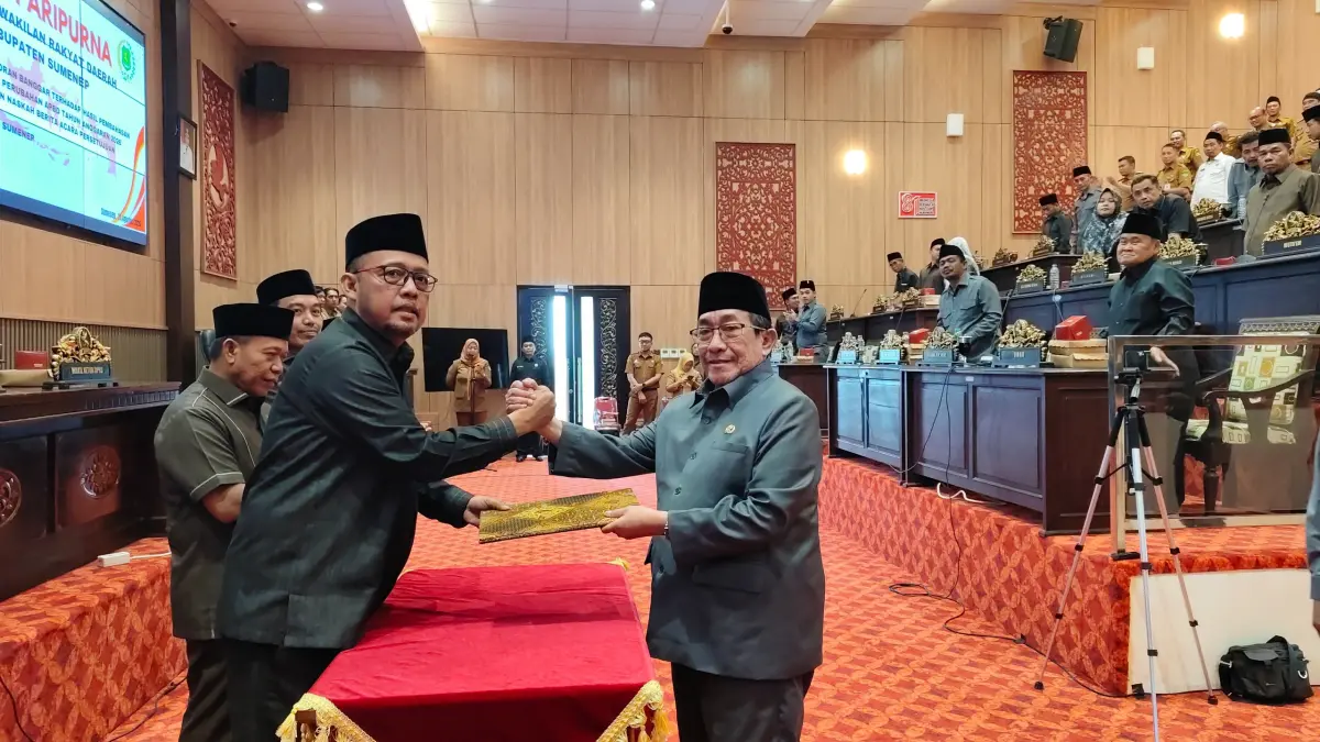 MITRA STRATEGIS: Ketua DPRD Sumenep Zainal Arifin bersama Wakil Bupati Sumenep Imam Hasyim usai menandatangani persetujuan bersama di ruang paripurna DPRD setempat.