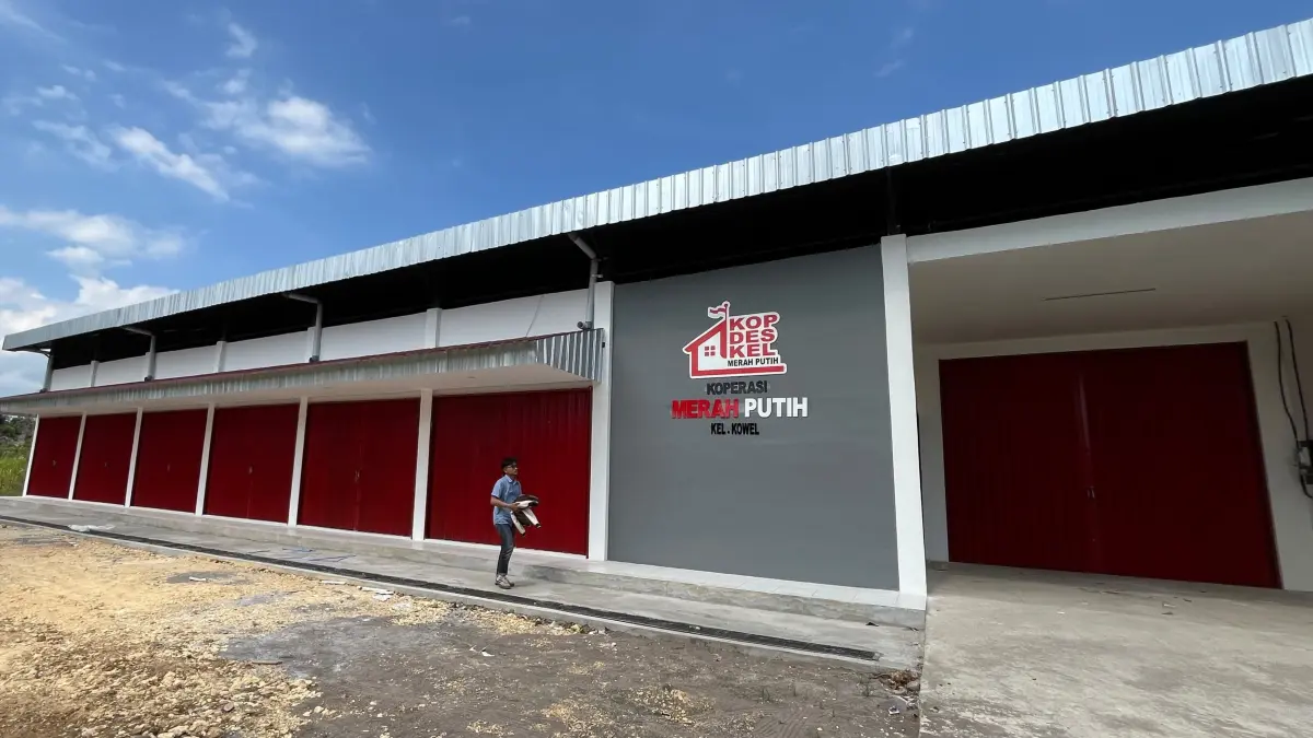 PUSAT EKONOMI DESA: Seorang warga sedang berada di lingkungan gerai KMP Kelurahan Kowel, Kecamatan Kota, Pamekasan, Kamis (3/9). (M. KHOLIL RAMLI/JPRM)