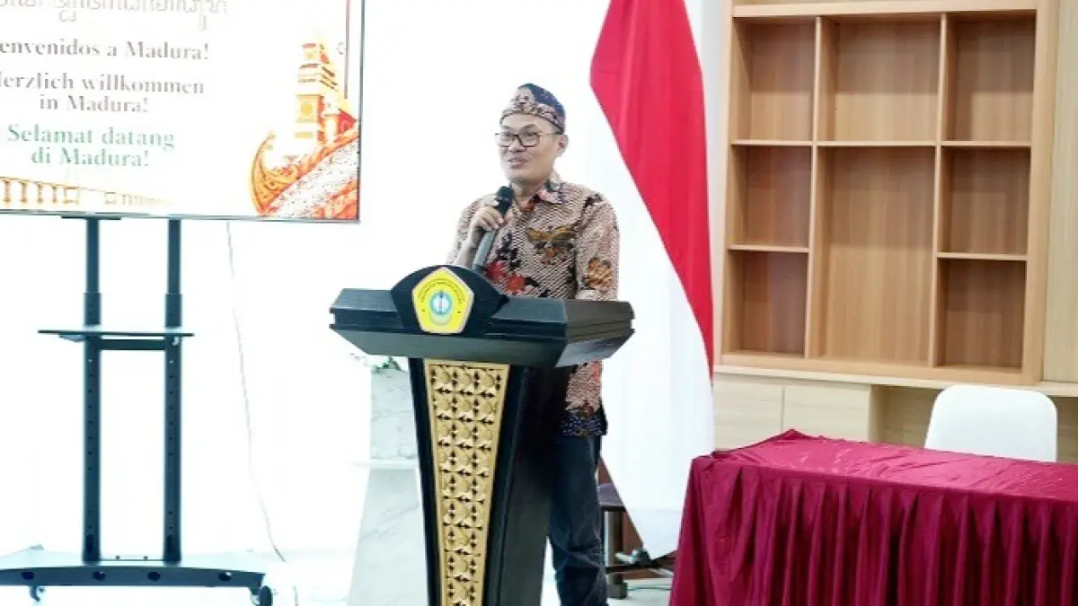 RAMAH: Kepala PHI UTM Dr. Achmad Cholil menyampaikan sambutan dalam acara Cross Cultural Internship (CCI) di Lantai 9 Gedung Rektorat UTM Jumat (4/9). (UTM UNTUK JPRM)