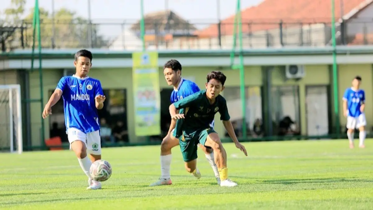 SENGIT: MAN 2 Kota Madiun saat menghadapi MAN 2 Ponorogo di babak semifinal Bahlil Mini Soccer Zona Madiun di Gontor Mini Soccer Jumat (4/9). ( BAGAS BIMANTARA/JAWA POS RADAR MADIUN)