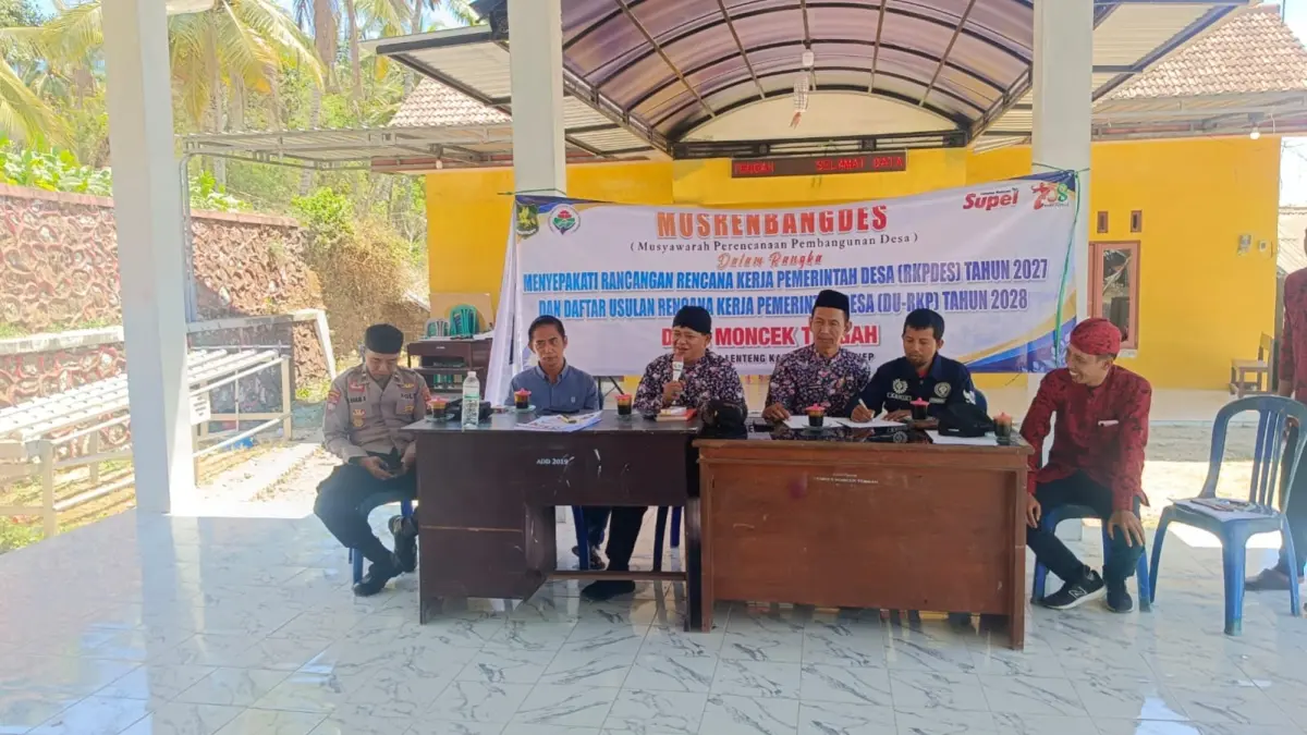 SUKSES: Camat Lenteng Supardi menyampaikan sambutan dalam Musrenbangdes RKPD dan DU-RKP Desa 2028 berlangsung di Balai Desa Moncek Tengah, Kecamatan Lenteng, Sumenep, Kamis (3/9).