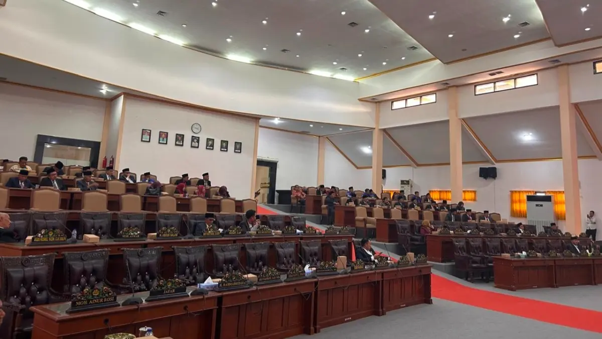 TAK KUORUM: Sejumlah kursi anggota DPRD Sampang terlihat kosong saat rapat paripurna, Jumat (4/9). (UBAIDILLAHIR RA’IE/JPRM)