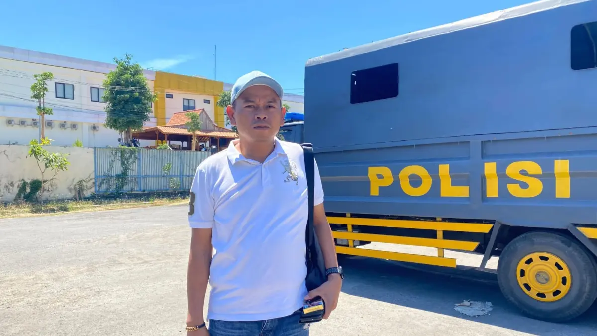 TERIK: Pelapor kasus dugaan penipuan Slamet Riyadi berada di lokasi parkir Polres Pamekasan, Kamis (3/9).&nbsp;