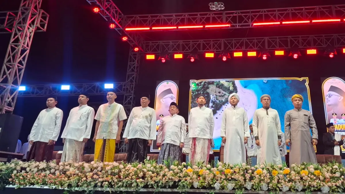 BERWIBAWA: Bupati Sumenep Achmad Fauzi Wongsojudo bersama Majelis Shalawat At-Taufiq di GOR A. Yani Sumenep, Kamis (3/9). (MOH. LATIF/JPRM)