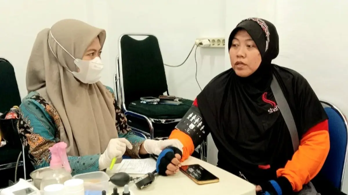 MEDICAL CHECK UP: Sutina dilakukan pemeriksaan kesehatan oleh petugas PMI sebelum menjalani donor darah di Puskesmas Bangkalan Jumat (4/9). (INA HERDIYANA)