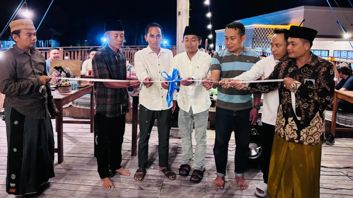 OPTIMIS: Darul Hakim memotong pita didampingi Saman Syah, Eko Sang Baginda, dan disaksikan jajaran Forkopimcam Camplong, Jumat (4/9) malam.