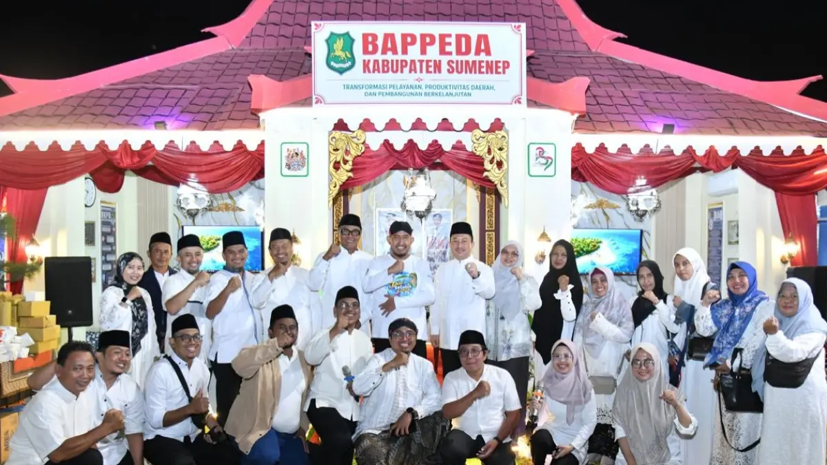 PANTAU LANGSUNG: Bupati Sumenep Achmad Fauzi Wongsojudo bersama Kepala Bappeda Sumenep Arif Firmanto di depan stan bappeda pada acara MNV 2026 di GOR A. Yani Sumenep. (PROKOPIM UNTUK JPRM)