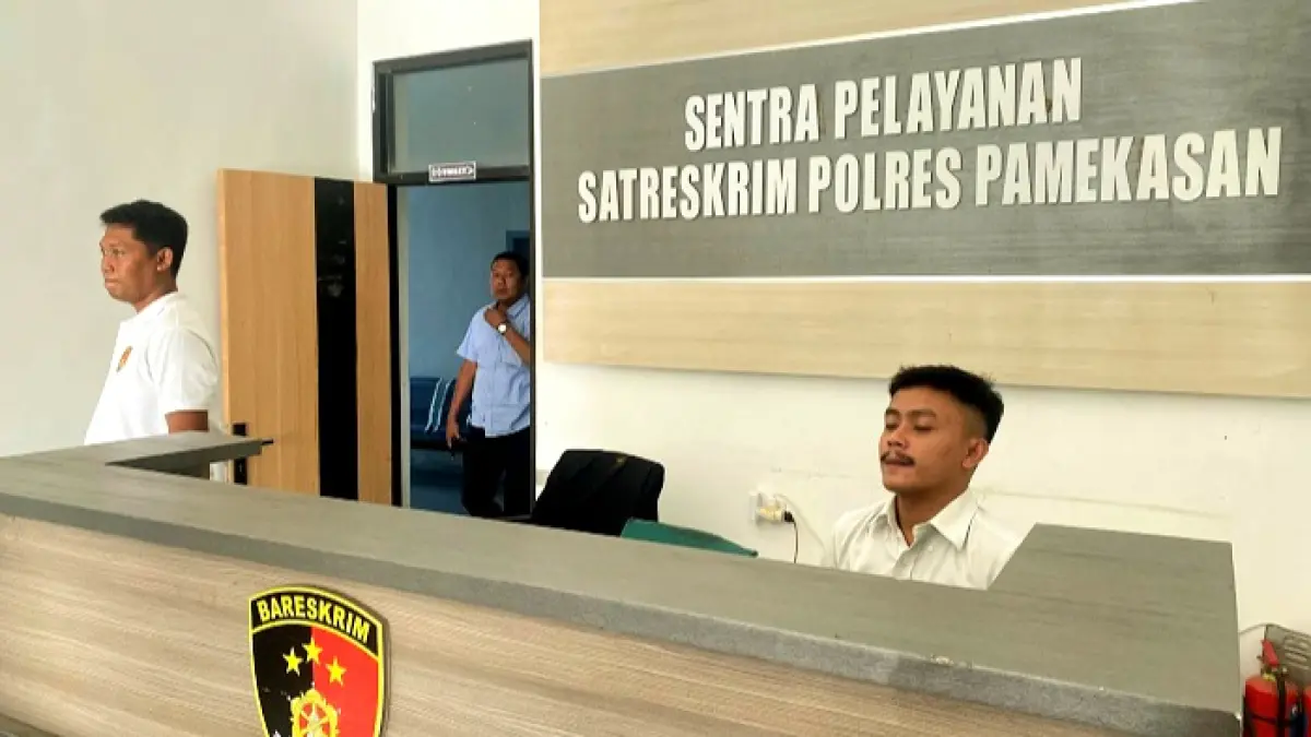 SANTAI: Petugas berada di ruang Satreskrim Polres Pamekasan, Selasa (18/8). (MOH. IQBAL AFGANI/JPRM)