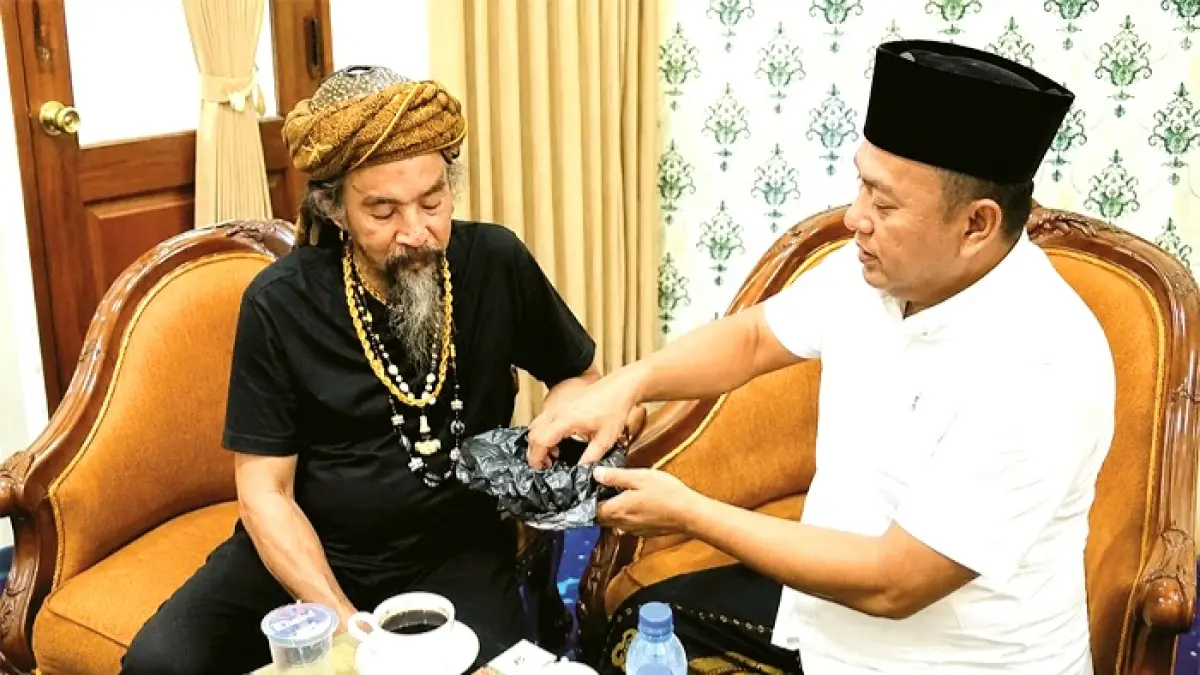 SERIUS: Master Limbad (kiri) bersama Wabup Sukriyanto (kanan) sebelum memamerkan aksi makan paku di Pendopo Wabup Pamekasan, Kamis (3/9) malam. (DASSIR UNTUK JPRM)