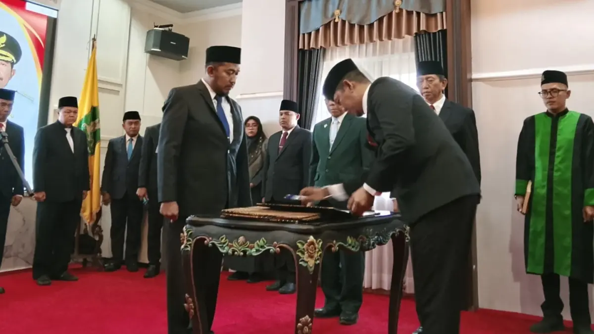 SIMBOLIS: Bupati Sumenep Achmad Fauzi Wongsojudo saat melantik empat pejabat pimpinan tinggi pratama di Paseban Agung Sultan Abdurrahman Keraton Sumenep, Rabu (3/9). (MOH. LATIF/JPRM)