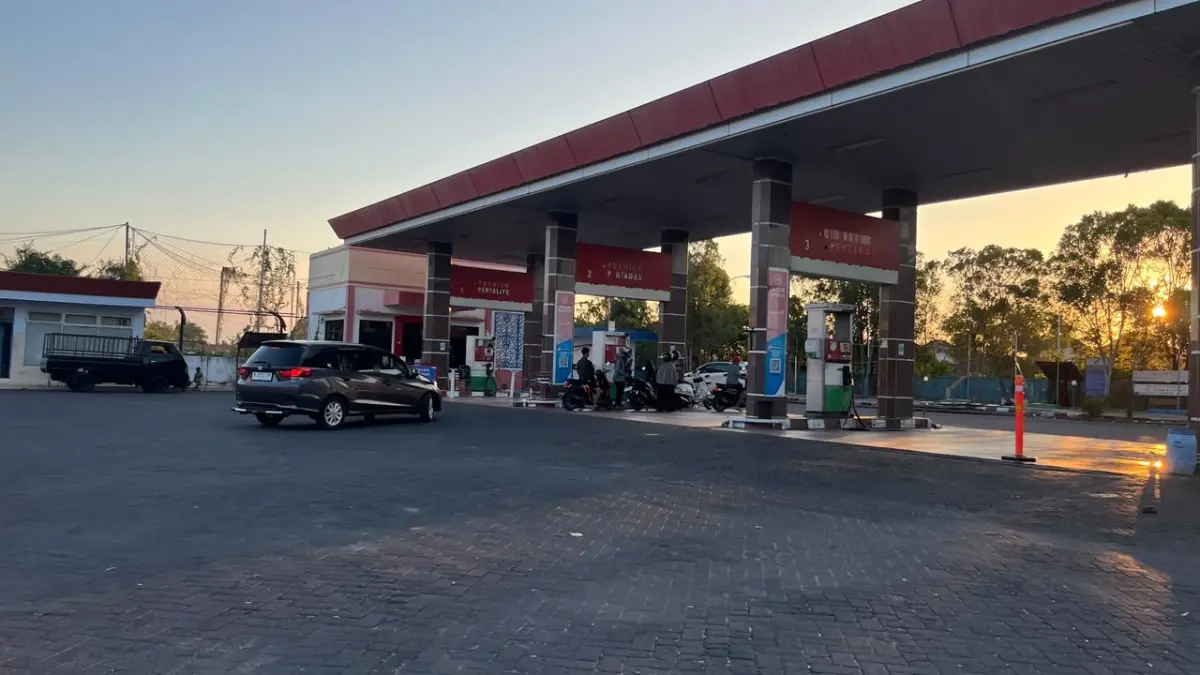 ANTRE: Pengendara sepeda motor mengisi BBM di SPBU Pertamina 54.694.08 yang merupakan salah satu unit usaha PT WUS di Jalan Arya Wiraraja, Gedungan, Batuan, Sumenep, Minggu (6/9).