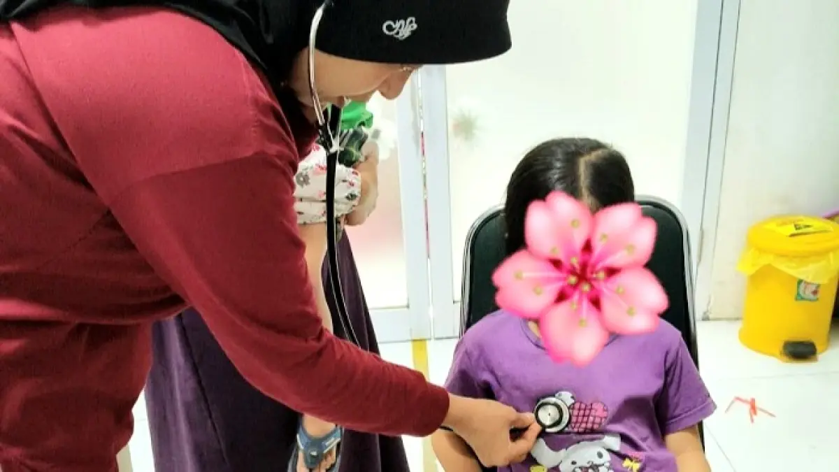 CEK KESEHATAN: Dokter Betty Rulita Indayana memeriksa pasien anak di Puskesmas Bangkalan beberapa waktu lalu. (FEBRIYANTI NURAINI UNTUK JPRM)