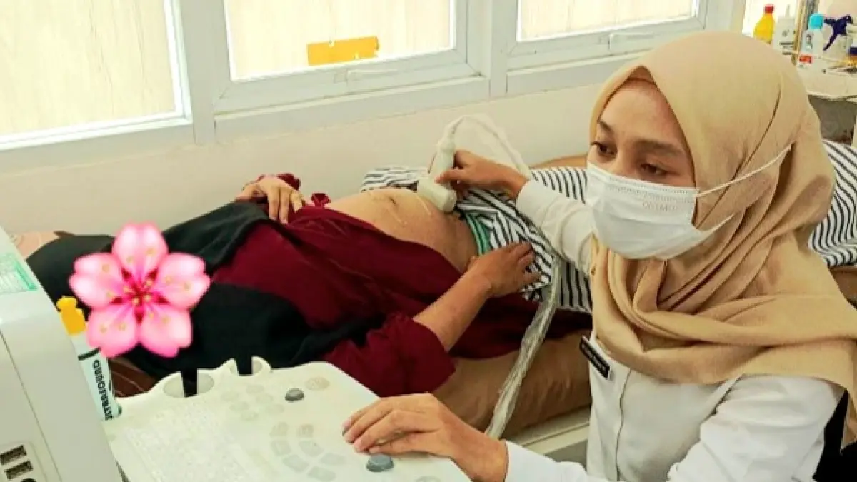 DIPERIKSA: Dokter Lady memeriksa kehamilan warga lewat USG di Puskesmas Bangkalan beberapa waktu lalu. (FEBRIYANTI NURAINI UNTUK JPRM)