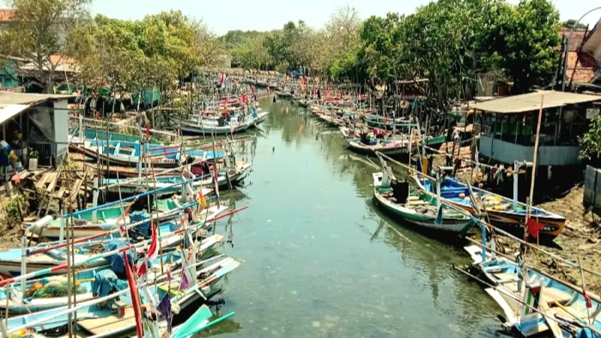 HARUS DINORMALISASI: Perahu berjejer di sungai Kampung Bandaran, Kelurahan Pejagan, Bangkalan, Jumat (4/9). (INA HERDIYANA/JPRM)