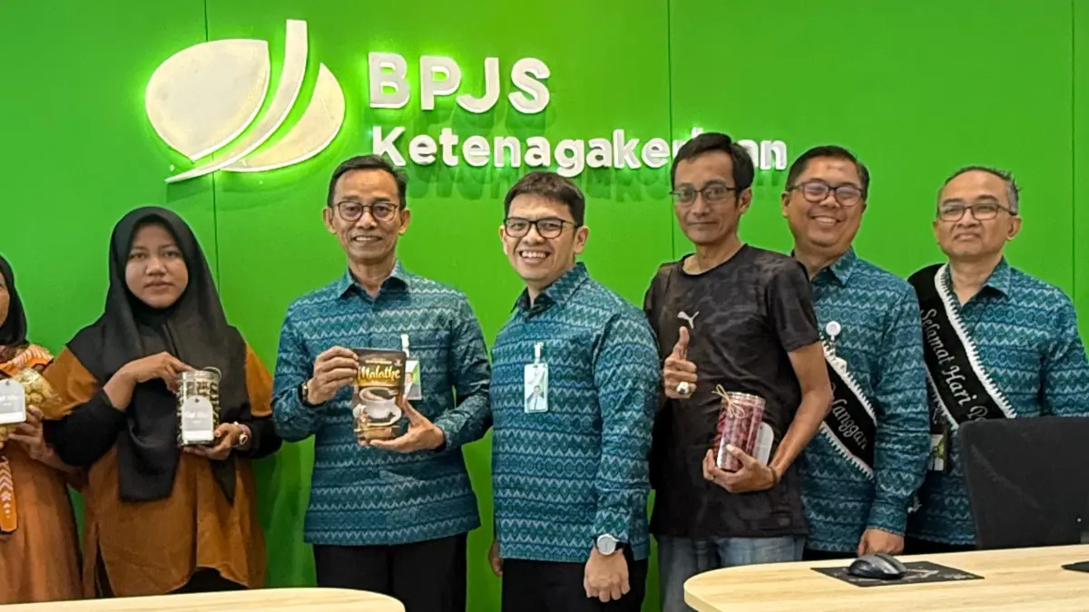 MELAYANI: Dewan Pengawas BPJS Ketenagakerjaan Sudarso (dua dari kiri) berfoto bersama jajaran dan penerima manfaat di Kantor Cabang BPJS Ketenagakerjaan Sumenep, Minggu (6/9).