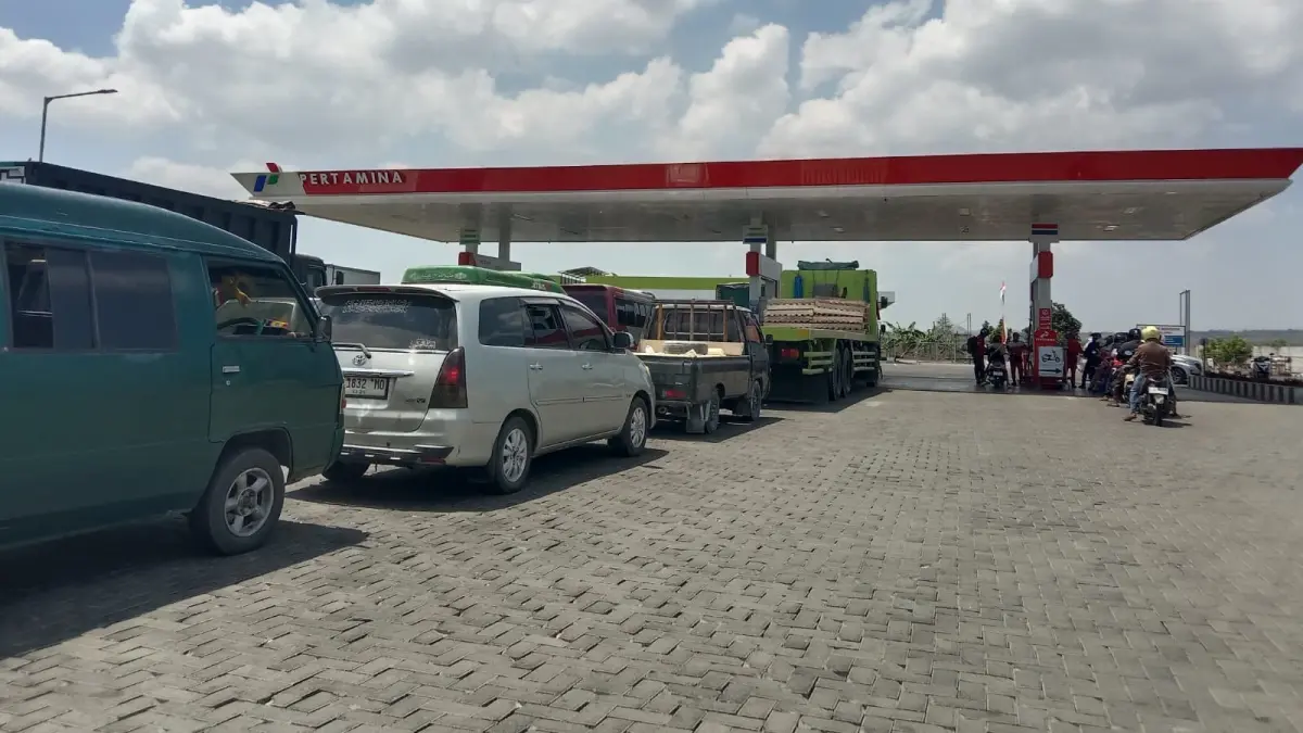 MENGULAR: Pengendara roda empat dan roda dua antre mengisi bensin di SPBU akses Jembatan Suramadu, Sabtu (5/9).
