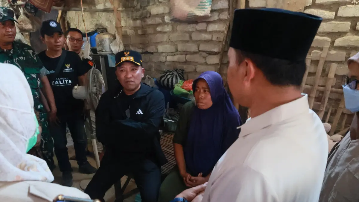 MERAKYAT: Bupati Sampang Slamet Junaidi berdialog dengan Riyanti, di Desa Apaan, Kecamatan Pangarengan, Sampang, Sabtu (5/9). (PROKOPIM SAMPANG FOR RM)