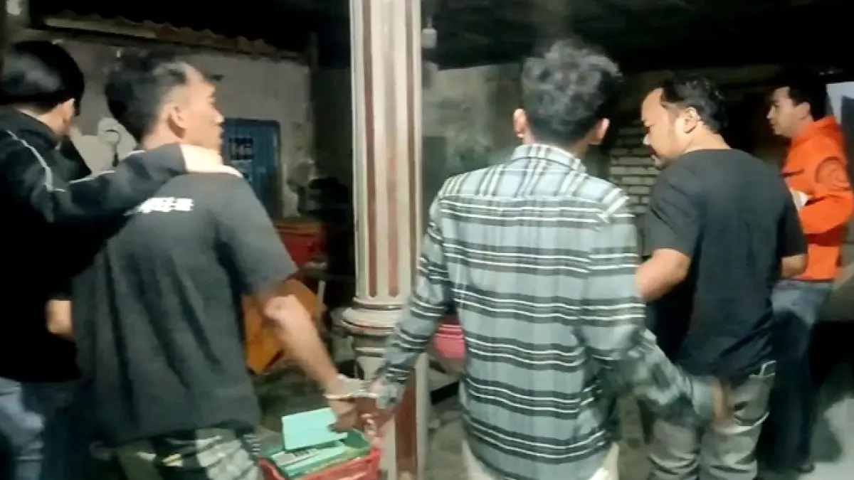 PASRAH: Polisi mengamankan dua tersangka pengedar sabu di Desa Batah Barat, Kecamatan Kwanyar, Bangkalan, Selasa (1/9). (POLRES BANGKALAN UNTUK JPRM)