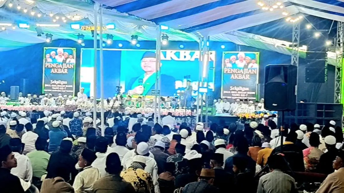 PENUH HIKMAH: Jemaah antusias dan anteng saat mengikuti Pengajian Akbar Maulid Nabi Muhammad SAW dan Haul Ke-7 RKH Hasan Bakir serta Haul RKH Murtadho Bhuju’ Tantoh, Jumat (4/9). (M. KHOLIL RAMLI/JPRM)