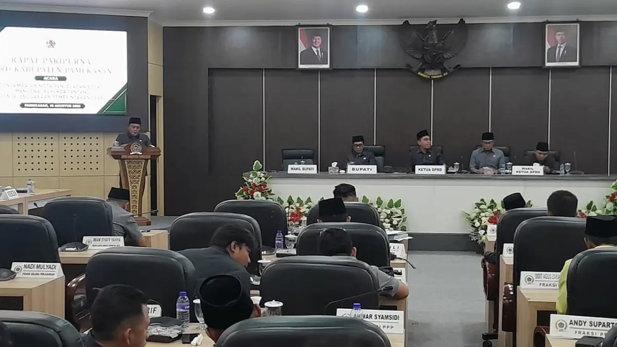 RAPAT PARIPURNA: Wabup Pamekasan Sukriyanto saat menyampaikan nota penjelasan bupati mengenai Raperda tentang Penyelenggaraan Pemerintahan Desa pada Sidang Paripurna DPRD, Selasa (18/8).