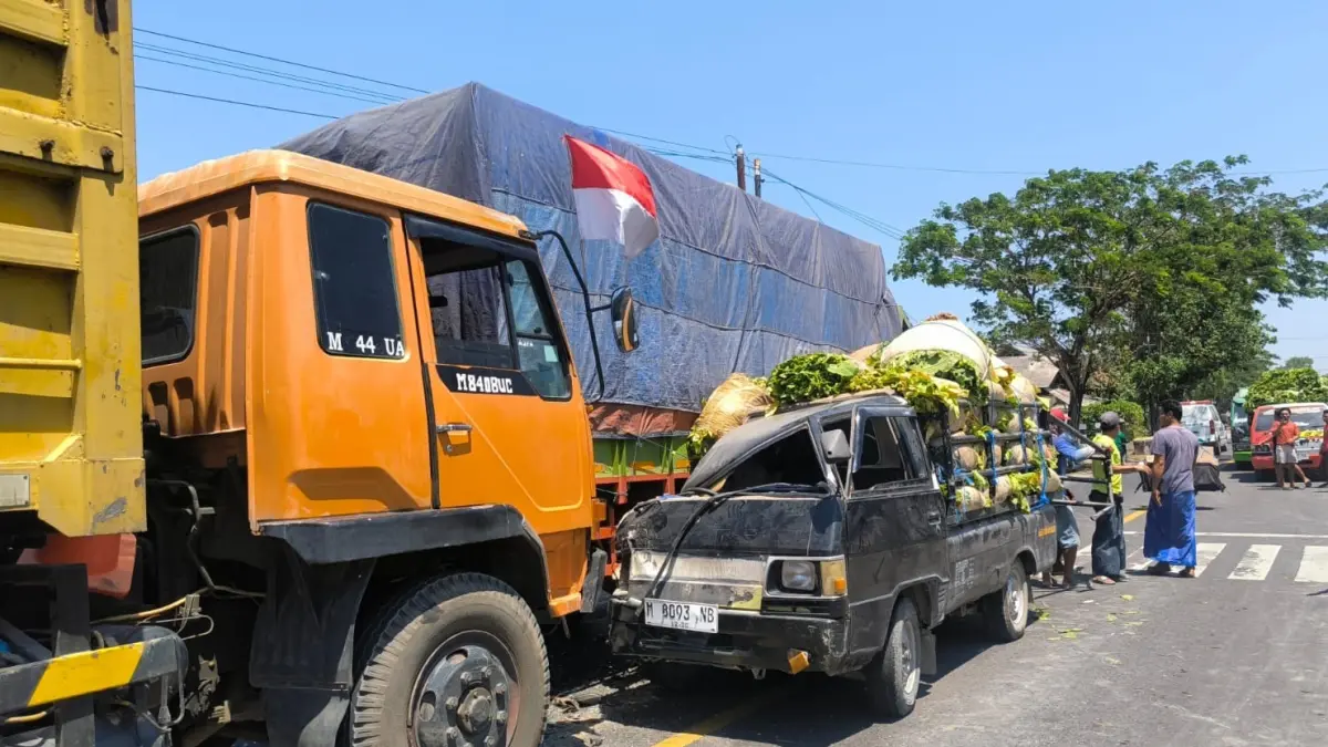 RINGSEK: Kondisi pikap rusak berat akibat laka beruntun di Jalan Raya Camplong, Sampang, Jumat (4/9).