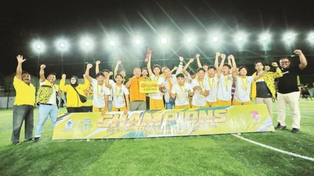 SEMRINGAH: SMAN 1 Maospati keluar sebagai juara Bahlil Mini Soccer Asyik Menuju Puncak 2026 Zona Madiun Raya setelah mengalahkan MAN 2 Kota Madiun di partai final pada Jumat (4/9) malam. (BAGAS BIMANTARA/RADAR MADIUN)