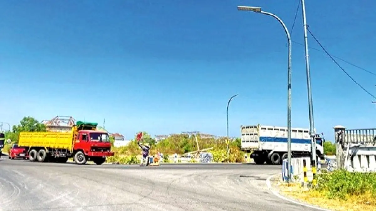 TERIK: Pengendara motor melintas di Jalan Makboel, Kelurahan Polagan, Sampang, Rabu (2/9). (AYU LATIFAH/JPRM)