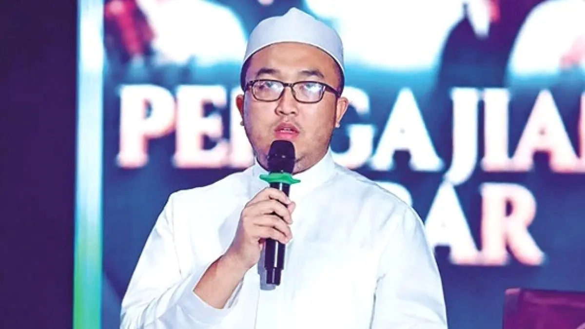 SAHAJA: Pengasuh Ponpes Darut Tauhid Al-Hasani Palpetto’ RKH Muhammad Baqir Hasan Aminatullah menyampaikan sambutan dalam Pengajian Akbar Maulid Nabi Muhammad SAW dan Haul Ke-7 RKH Hasan Bakir serta Haul RKH Murtadho Bhuju’ Tantoh, Jumat (4/9). (PANITIA HAUL UNTUK JPRM)